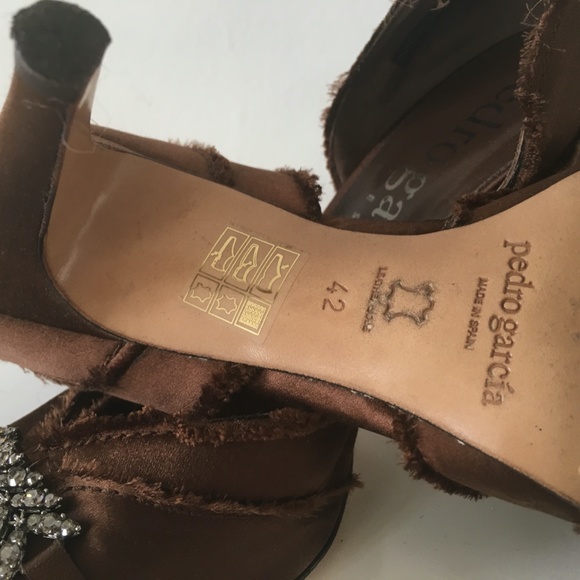 PEDRO GARCIA FRAYED SATIN SILK OPEN TOE HEELS W/ VINTAGE BROOCH SZ 42/US 11 - Picture 8 of 8